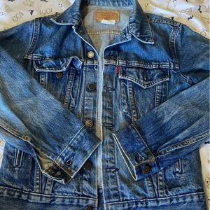 Levi's jean jacket size small! Vintage super cute